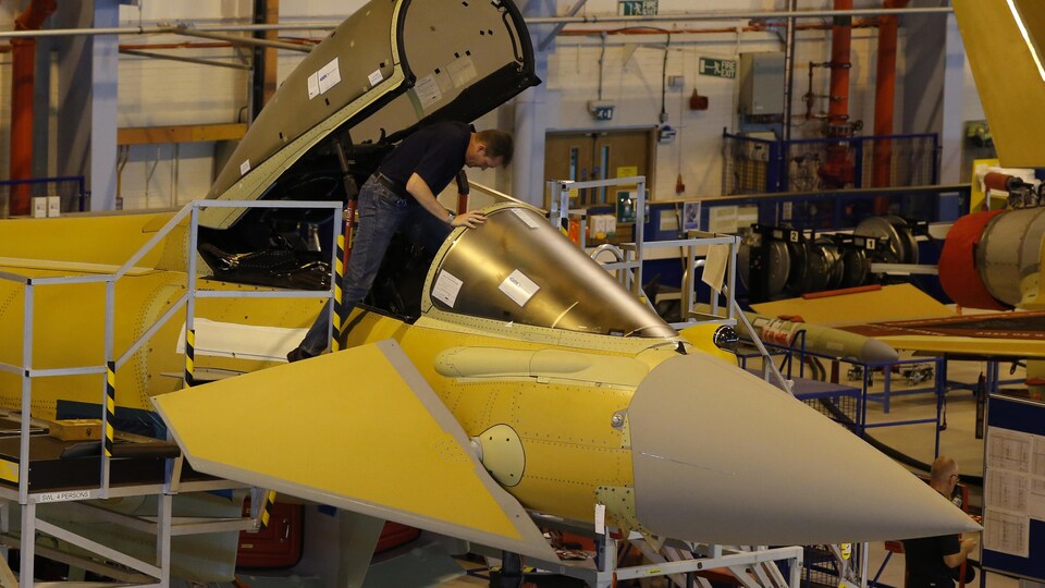 Un employé d'Airbus travaille dans la cabine de pilotage d'un avion de chasse Eurofighter Typhoon.
