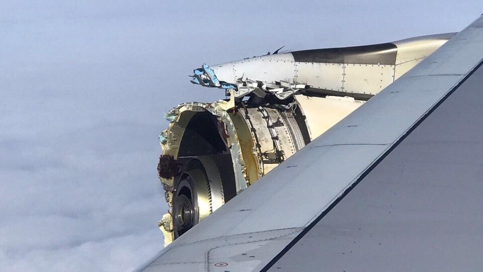 Un moteur d'avion endommagé