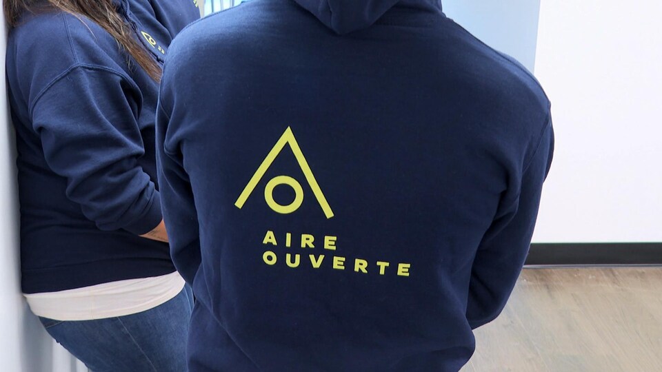 Un jeune de dos portant un chandail avec le logo d'Aire ouverte.