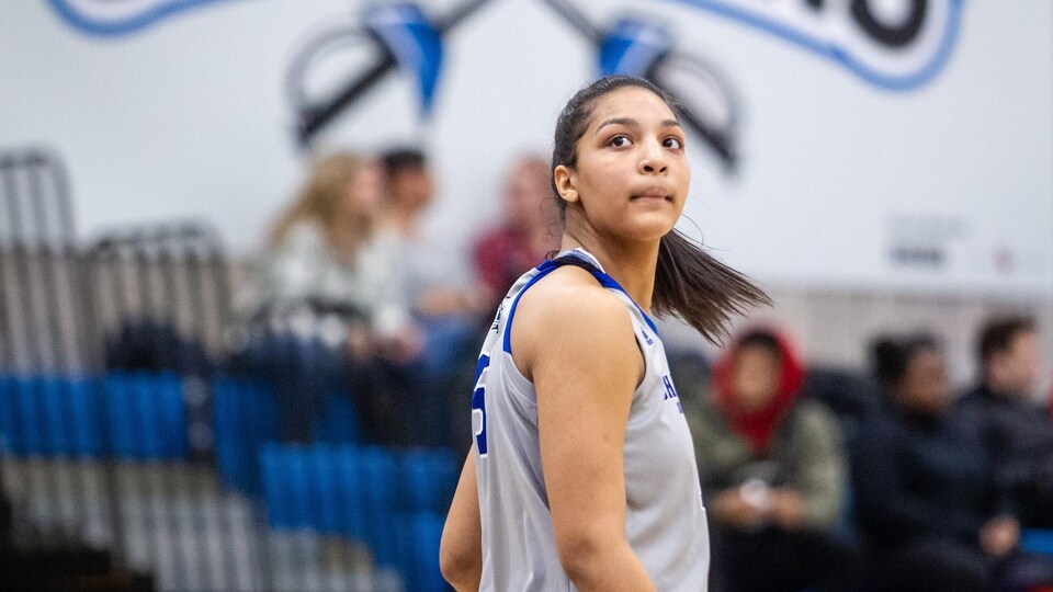 Une joueuse de basketball.