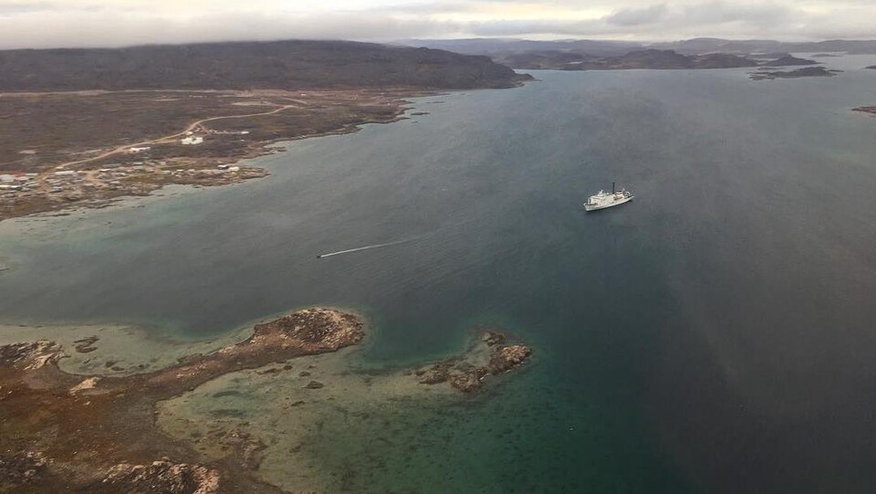 Une vaste étendue d'eau où se trouve un bateau.