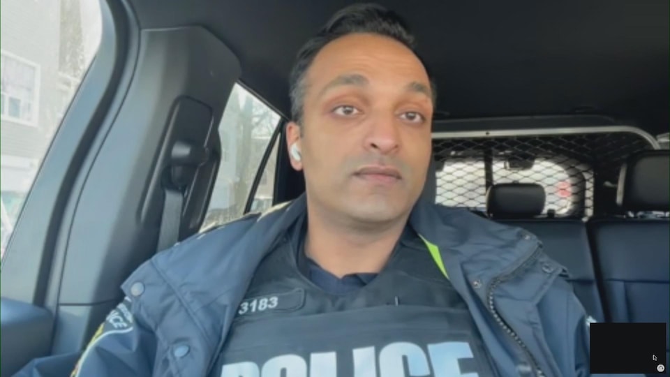 Akhil Mooken en uniforme de police dans une voiture.