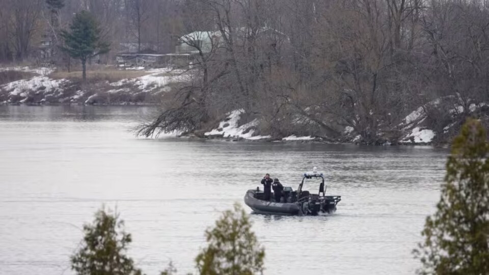 Police search the St. Lawrence River for missing people March 31, 2023 near Akwesasne, a community on the Ontario, Quebec and New York borders. (Frédéric Pepin/Radio-Canada)