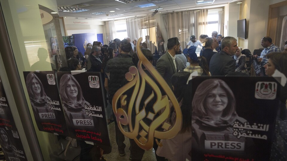 Des affiches de la journaliste ont été collées sur une vitre, près d'un logo d'Al-Jazira, dans des locaux bondés des employés de la chaîne. 