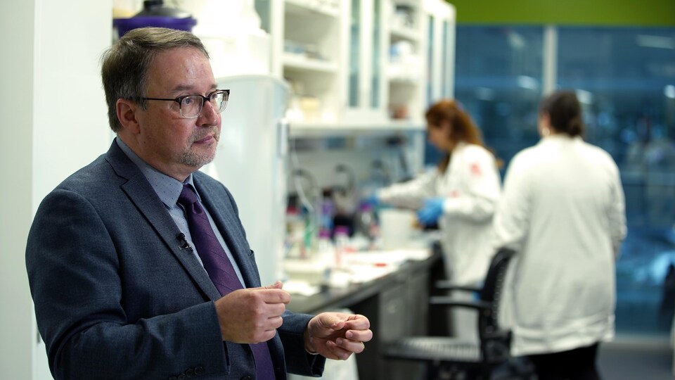 Alain Moreau en entrevue dans un laboratoire.