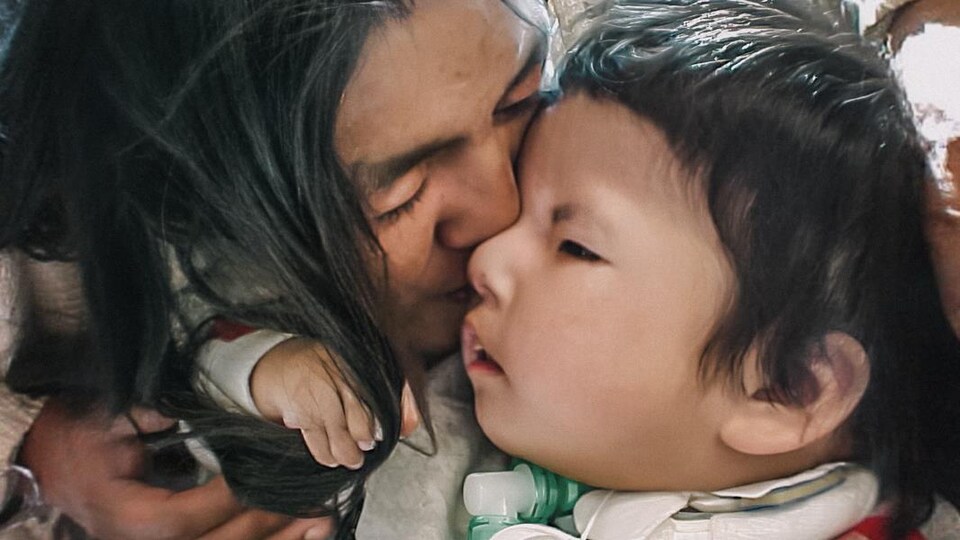 Image du film Jordan River Anderson, The Messenger où une femme embrasse un bébé.