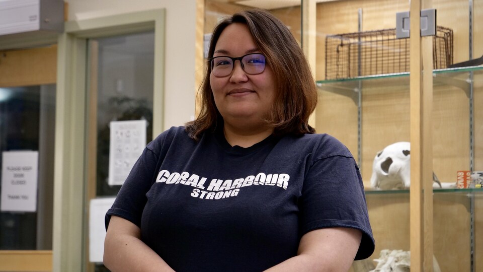 Une femme se tient dans le bâtiment du Collège de l'Arctique du Nunavut, à Iqaluit, en octobre 2022.