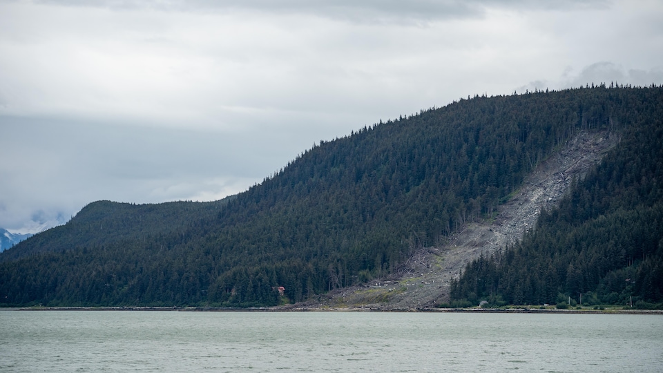 Plan large du site du glissement de terrain de Haines, en Alaska, photographié en 2022.