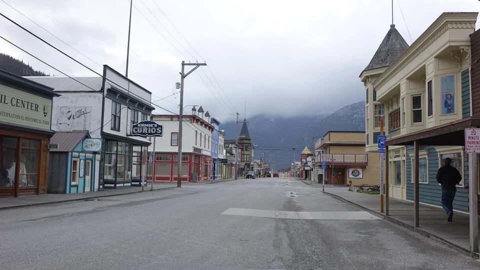 Une rue vide bordée d'édifices historiques.