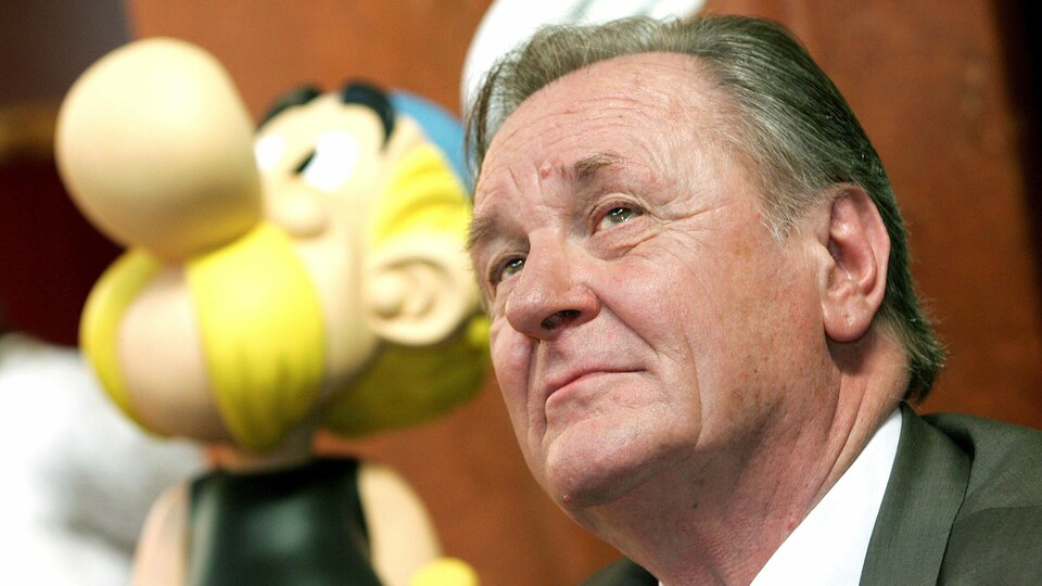 Uderzo pose avec une figurine d'Astérix.