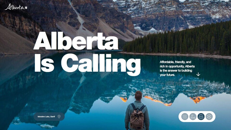 Une capture d'écran du site web de la campagne, avec le slogan « Alberta is Calling » au milieu, et en arrière-plan une photo du lac Moraine, dans les Rocheuses.