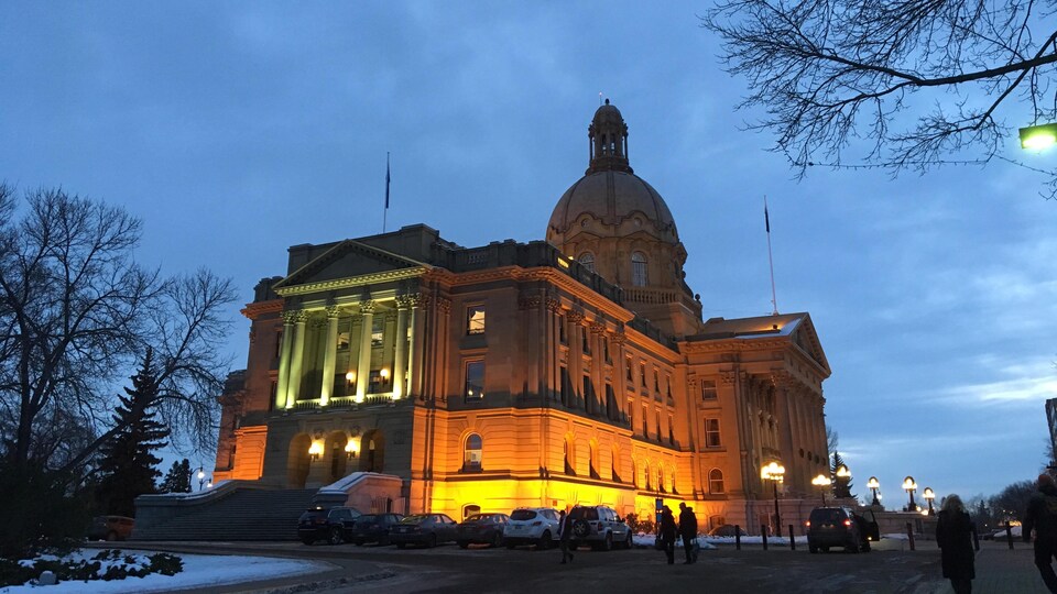 Le bâtiment de l'assemblée provinciale de l'Alberta le soir.