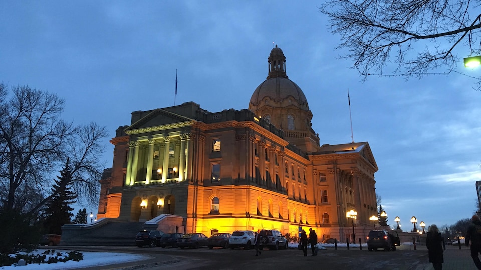 Le bâtiment de l'assemblée provinciale de l'Alberta le soir.