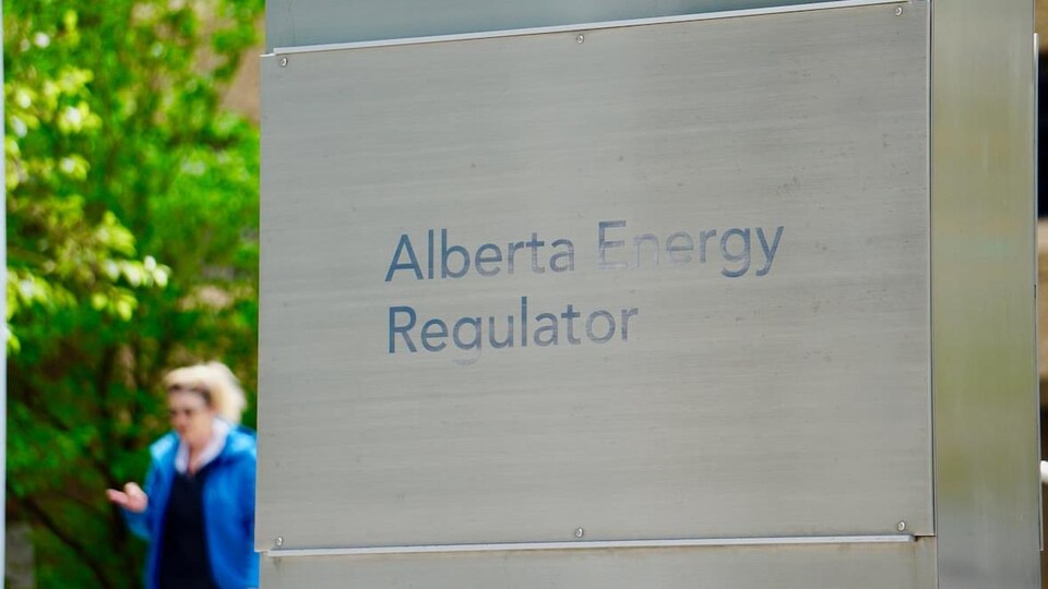 Un gros plan sur une affiche métallique où est il est inscrit en anglais : Agence de réglementation de l'énergie de l'Alberta.