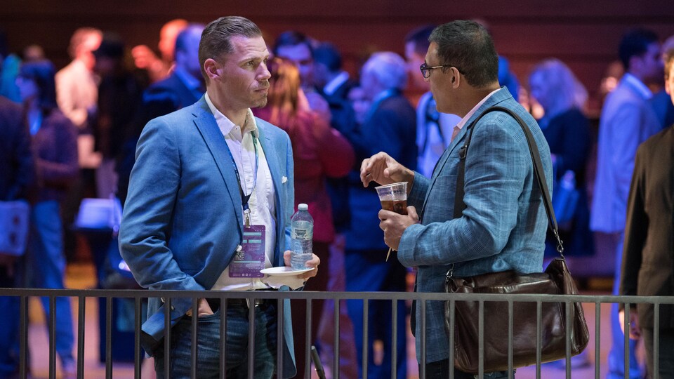 Des entrepreneurs discutent lors d'une conférence à Calgary.