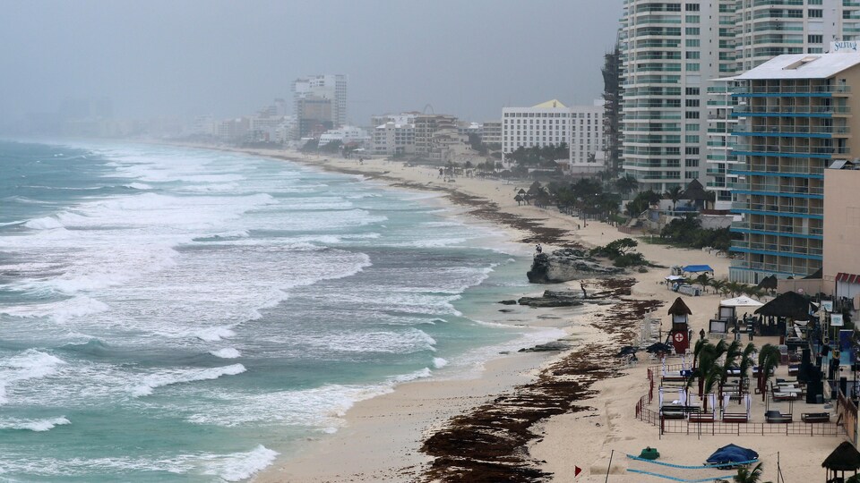 Une plage vide alors que la tempête subtropicale Alberto s'approche de Cancún.