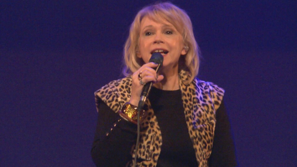 Martine St-Clair, sur scène. Elle chante. 