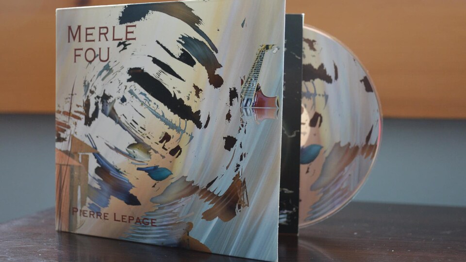 Une pochette d'album est déposé sur une table.