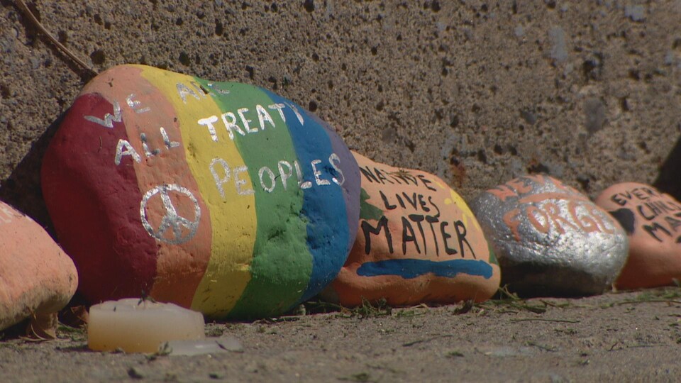 des pierres peinturées avec des messages : la vie des Autochtones compte.