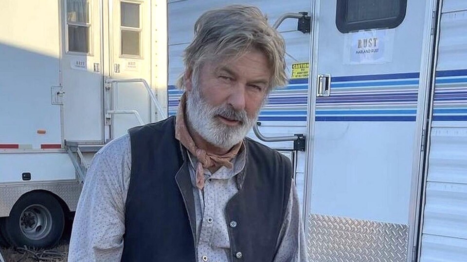 Alec Baldwin arbore un costume de cowboy.