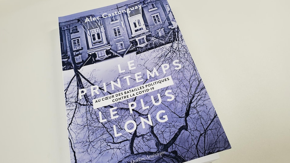Notre chroniqueur et chef du bureau politique à l'Actualité Alec Castonguay publie  « Le Printemps le plus long : au cœur des batailles politiques contre la COVID-19 ». On voit la page couverture du livre.