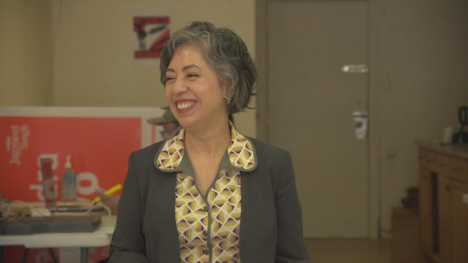 Alejandra Bravo, souriante, dans son local de campagne.