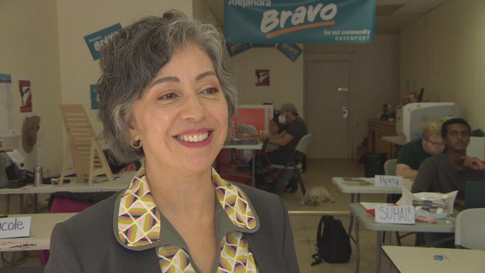 La candidate Alejandra Bravo dans son local de campagne.