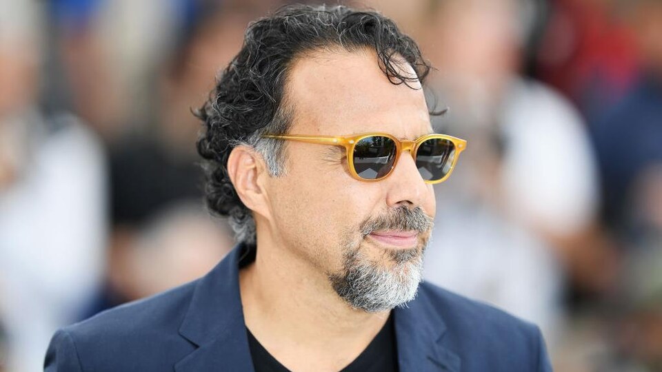 Portrait d'Alejandro Gonzalez Iñarritu, qui porte des lunettes de soleil