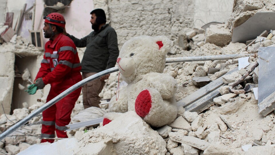 Un ours en peluche sur les décombres d'un bâtiment endommagé à la suite du tremblement de terre à Alep, en Syrie.