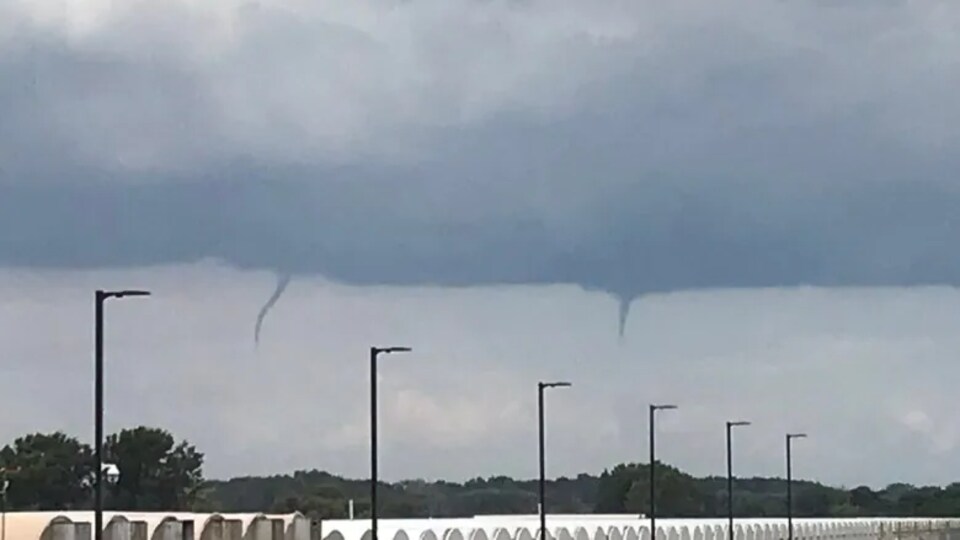 Un ciel gris et deux nuages en entonnoir descendent sur le sud-ouest de l'Ontario.