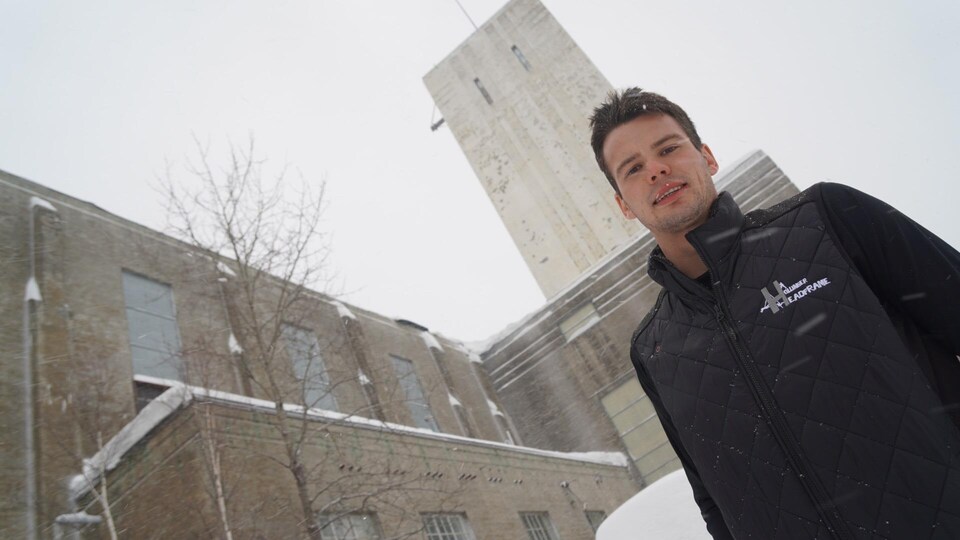 Un homme pose devant la mine Hollinger