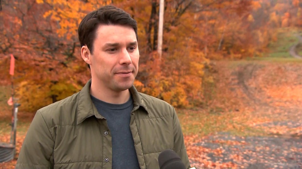 Alex Harvey lors d’une entrevue à l’extérieur au mont Sainte-Anne, en automne.