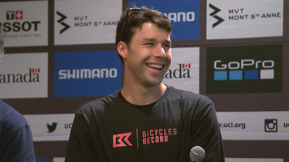 Alex Harvey rit en conférence de presse.
