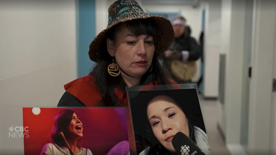 Portrait d'Alex Mckenna, montrant la photo de deux femmes.