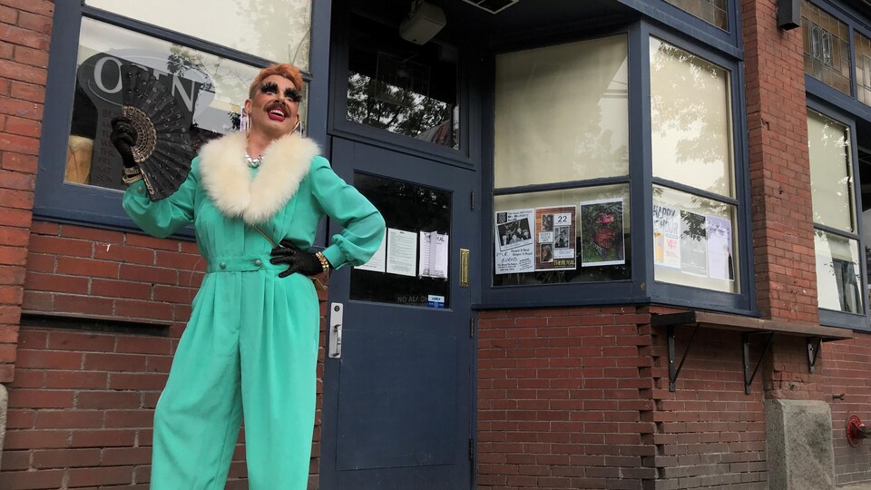 Johnny, le personnage de drag queen d'Alex Pilon prend la pose devant un bar de Nelson.