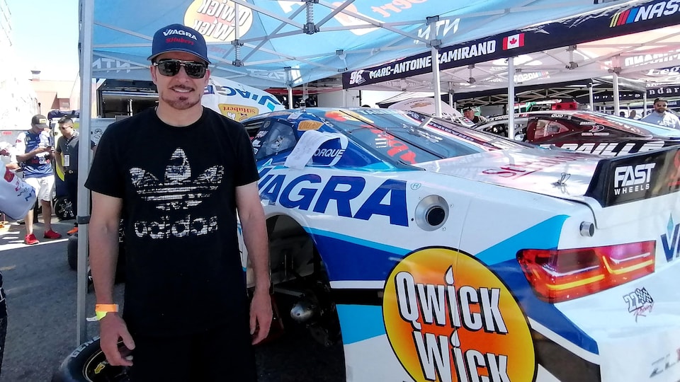 Alexandre Tagliani devant sa voiture de la série NASCAR Pinty's.