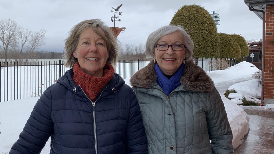 Alexa Brewer et Lorna Lyttle, membres de l'Association communautaire de Convent Glen et Orléans Wood.