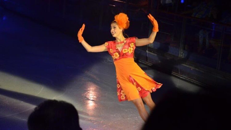 Alexandra Pépin donne un spectacle de patinage artistique sur une patinoire d'un bateau de croisière.