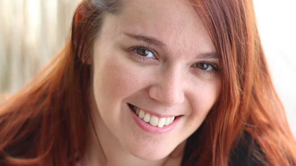 Une photo professionnelle d'Alexandra Philibert, souriante.
