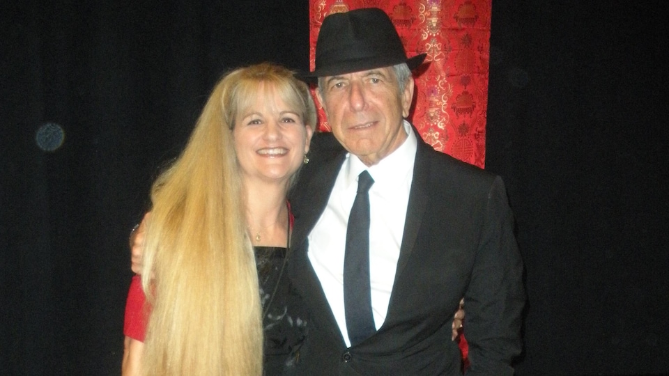 Une femme avec le poète canadien Leonard Cohen.