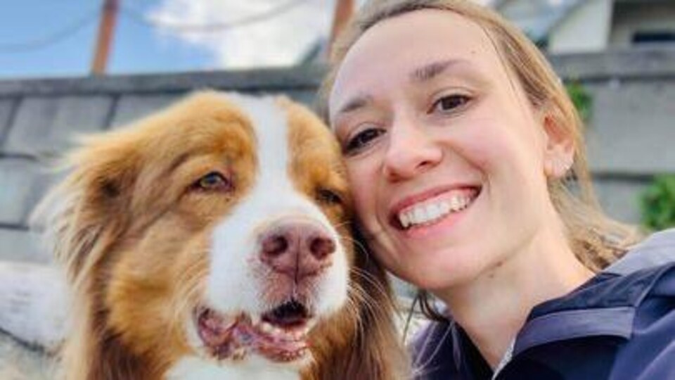 Une femme avec un chien.