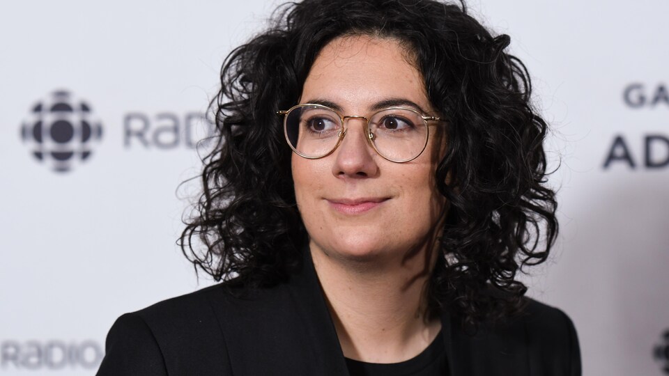 La jeune femme sourit.