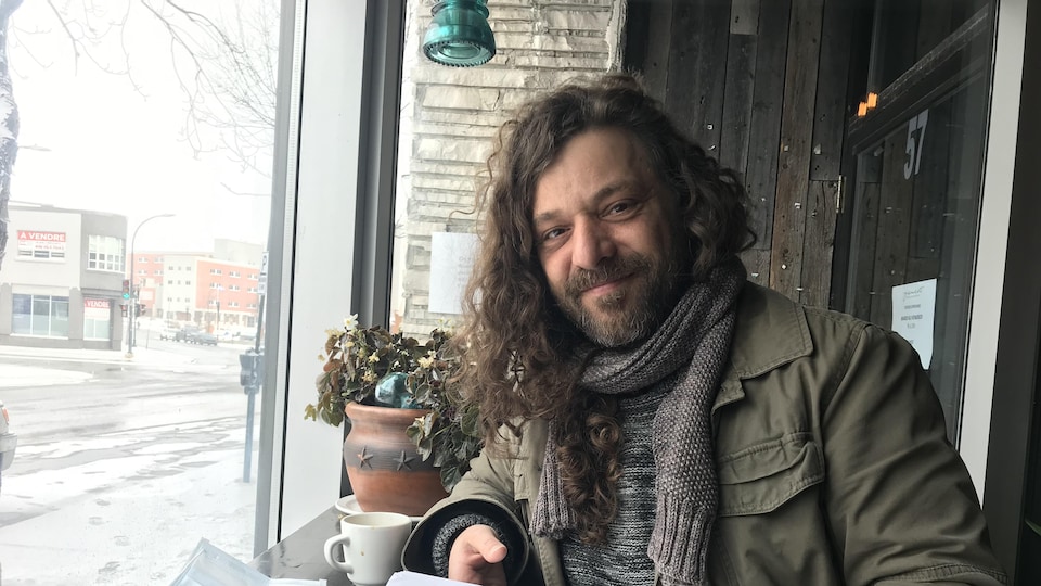 Alexandre Castonguay pose fièrement dans un restaurant de Rouyn-Noranda.