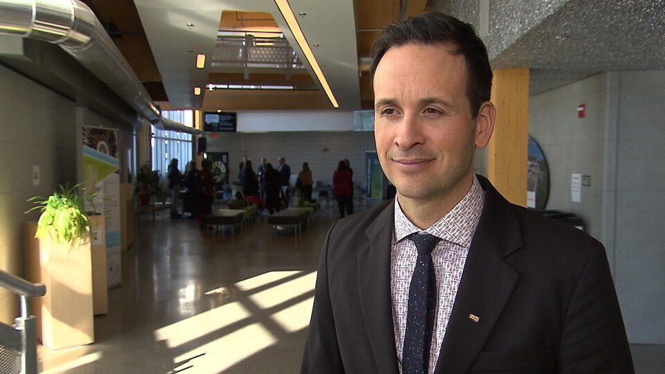 Alexandre Cloutier au micro de Radio-Canada.