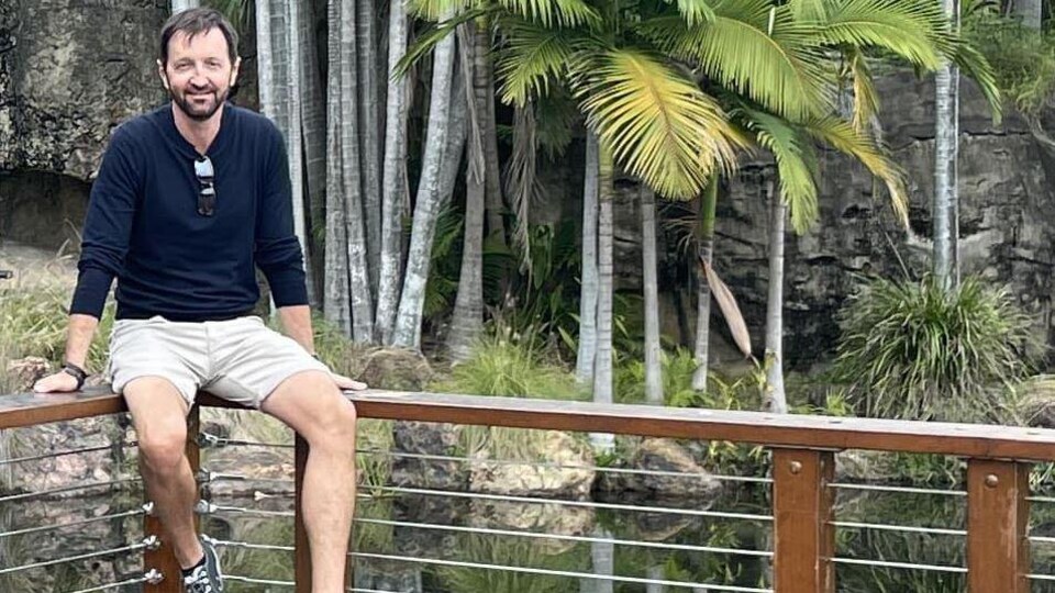 Un homme en tenue décontractée pose pour la photo.