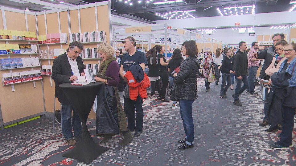 Des admirateurs font la file pour rencontrer l'auteur Alexandre Jardin au 30e Salon du livre de Trois-Rivières.