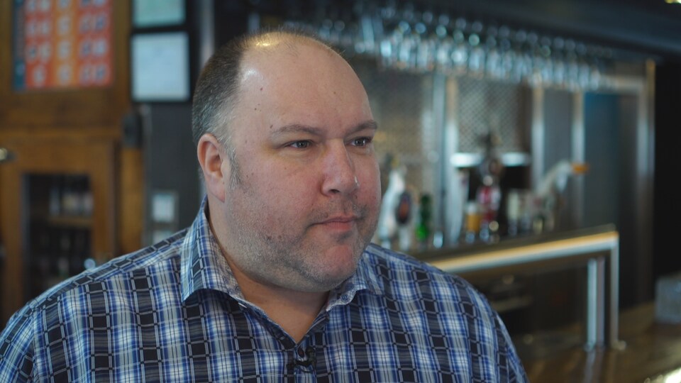 M. Leblanc dans un bar dans la journée répond aux questions d'un journaliste. 