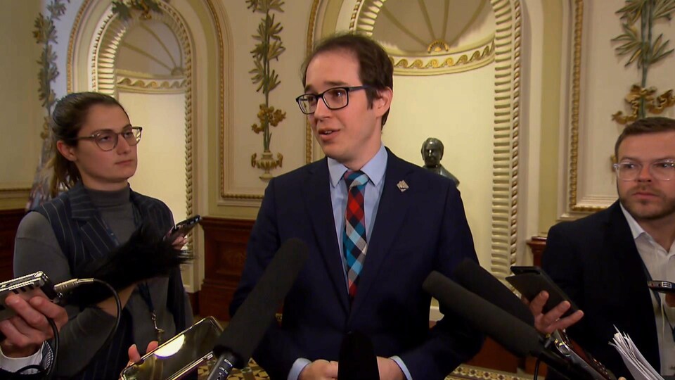 Alexandre Leduc s’entretient avec des journalistes à l’extérieur du Salon rouge de l’Assemblée nationale.