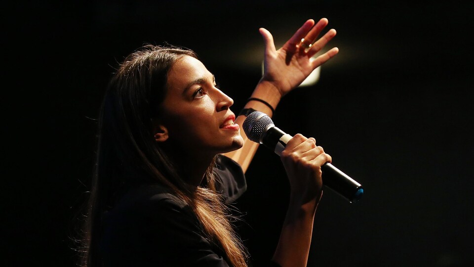 Alexandria Ocasio-Cortez s'adresse à la foule lors d'une levée de fonds.