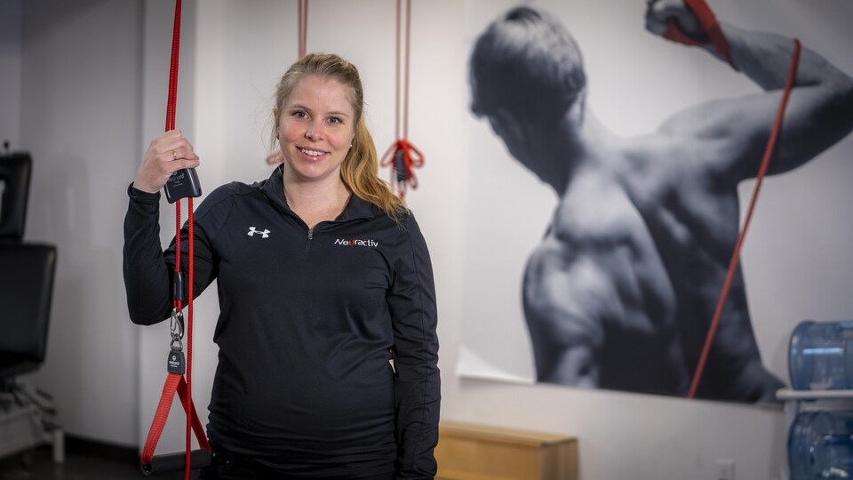 L'ergothérapeute Alexe Desaulniers dans le gymnase de la clinique Neuractiv.